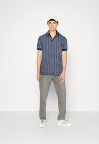 Lacoste Polo monogram - dark blue/off-white