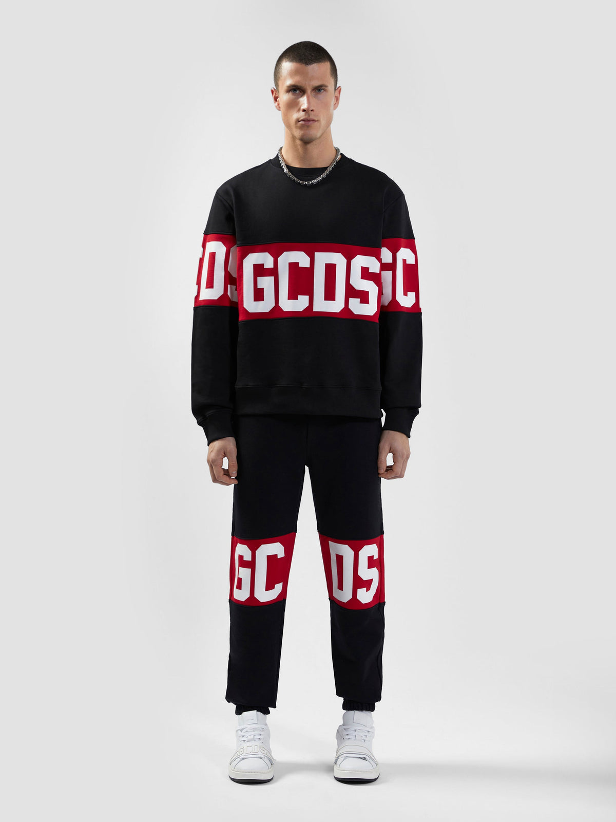 GCDS Pantalone B1XM3001JD1 da uomo nero rosso e bianco.